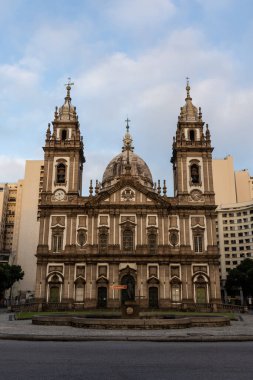 Brezilya, Rio de Janeiro 'daki salgın sırasında boş sokağa ve büyük tarihi kilise binasına güzel bir manzara