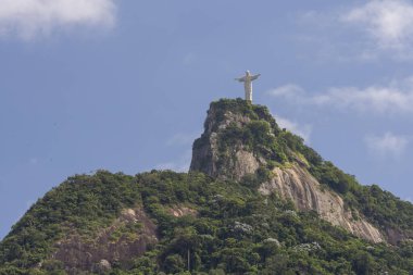 Rio de Janeiro, Brezilya 'daki Corcovado Dağı' nın tepesindeki Kurtarıcı Heykeli 'ne bakın.