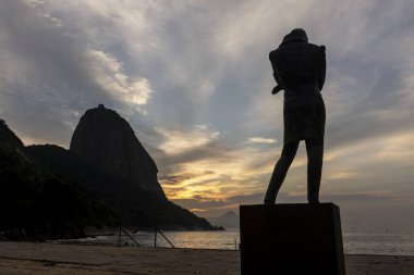 Sahilden okyanusa ve dağa güzel bir gün doğumu manzarası, Rio de Janeiro, Brezilya
