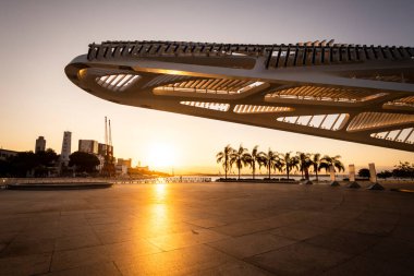 Brezilya 'nın Rio de Janeiro kentindeki Museu do Amanh (Yarının Müzesi) modern mimari binası manzaralı güzel gün batımı ışığı.