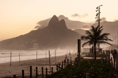 Ipanema Beach, Rio de Janeiro, Brezilya 'dan ikiz tepeye güzel bir manzara.
