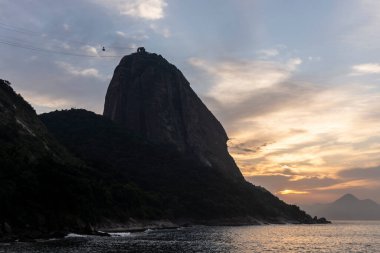 Vermelha Sahili, Rio de Janeiro, Brezilya 'dan gün doğumunda Sugar Loaf Dağı' na güzel bir manzara