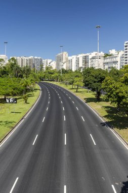 Brezilya 'nın Rio de Janeiro kentindeki covid-19 salgını sırasında yeşil gökyüzü üzerinde boş otoyol manzarası