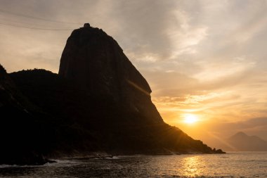Vermelha Sahili, Rio de Janeiro, Brezilya 'dan gün doğumunda Sugar Loaf Dağı' na güzel bir manzara