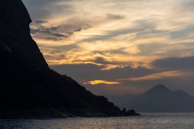 Vermelha Sahili, Rio de Janeiro, Brezilya 'dan gün doğumunda Sugar Loaf Dağı' na güzel bir manzara