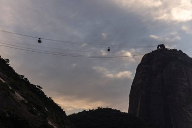 Vermelha Sahili, Rio de Janeiro, Brezilya 'dan gün doğumunda Sugar Loaf Dağı' na güzel bir manzara