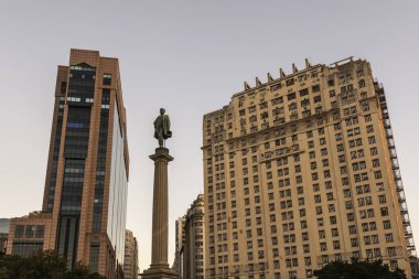 Brezilya 'nın Rio de Janeiro kentindeki büyük binalar ve meydanın merkezi manzaralı güzel gün batımı ışığı