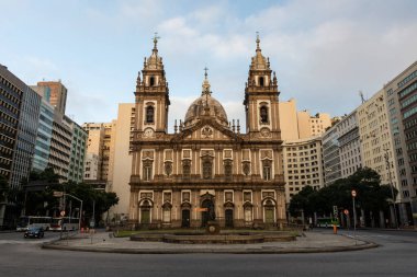 Brezilya, Rio de Janeiro 'daki salgın sırasında boş sokağa ve büyük tarihi kilise binasına güzel bir manzara