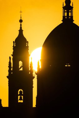 Brezilya 'nın Rio de Janeiro kentindeki eski tarihi kilise binasında güneşin doğuşuna güzel bir manzara