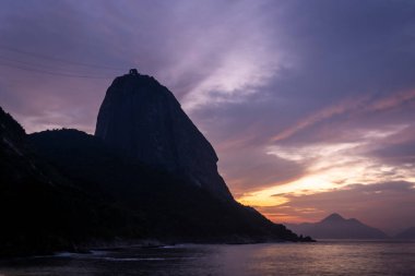 Sahilden Rio de Janeiro 'daki Sugar Loaf Dağı' na güzel pembe ve mavi gün doğumu manzarası