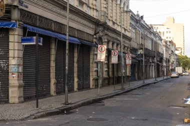 Brezilya 'nın Rio de Janeiro kentindeki covid-19 salgını sırasında kapalı mağazaları ve sokak dükkanları olan boş şehir merkezlerine bakın
