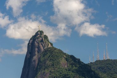 Bulutların ve mavi gökyüzünün altında Kurtarıcı İsa ile Corcovado Dağı 'nın güzel manzarası, Rio de Janeiro, Brezilya