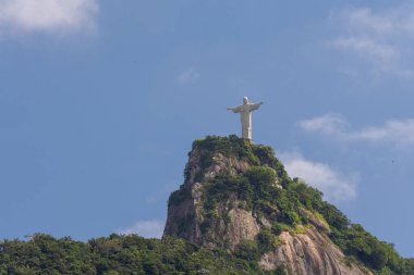 Rio de Janeiro, Brezilya 'daki Corcovado Dağı' nın tepesindeki Kurtarıcı Heykeli 'ne bakın.