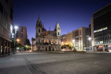 Brezilya 'nın Rio de Janeiro şehrinde alacakaranlık mavisi saatte büyük tarihi katedralin güzel manzarası.