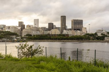 Brezilya 'nın Rio de Janeiro kentindeki yüksek binalara güzel bir gün batımı manzarası