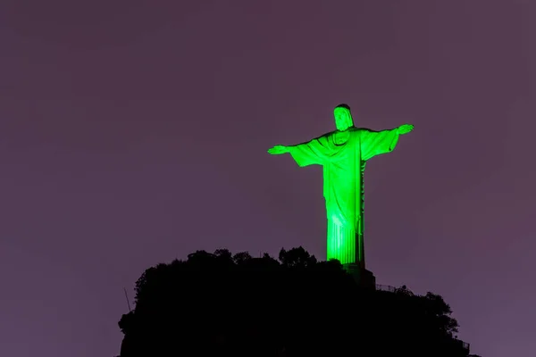 Piękny Widok Chrystusa Odkupiciela Statua Świeci Zielonym Światłem Szczycie Góry — Zdjęcie stockowe