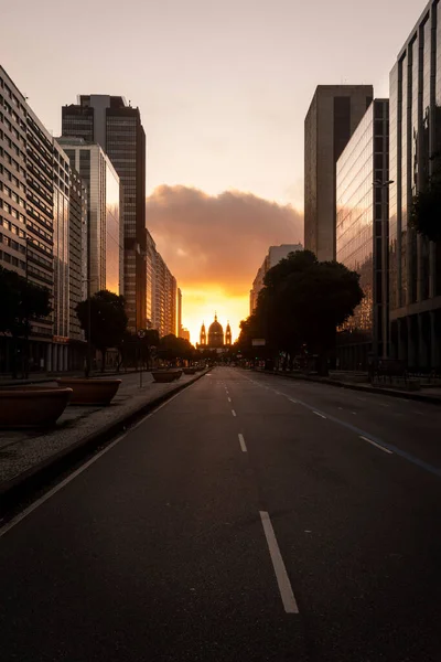 Bela Vista Para Esvaziar Rua Centro Edifícios Com Igreja Nas — Fotografia de Stock