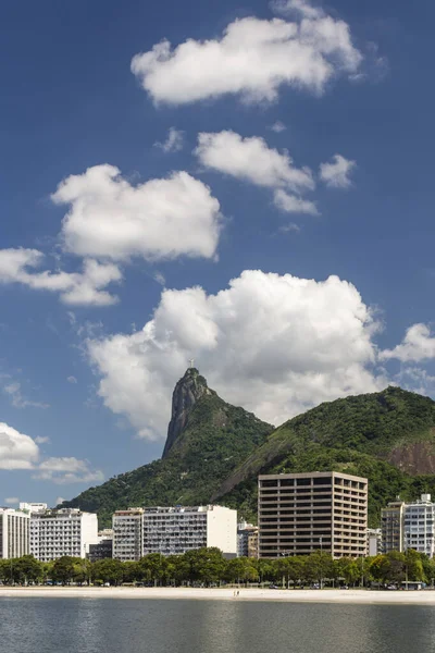 Gyönyörű Kilátás Corcovado Hegyre Megváltó Krisztusra Szobor Épületek Mögött Botafogo — Stock Fotó