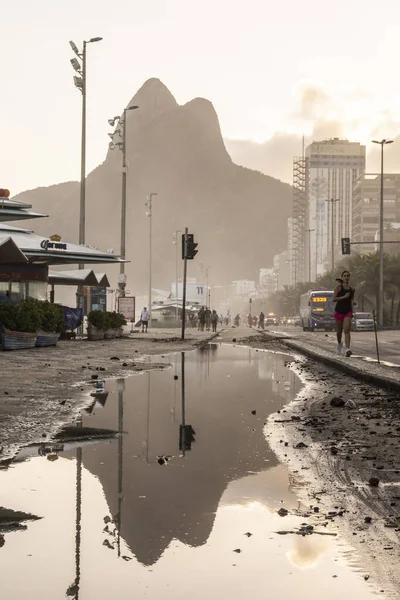 Hermosa Vista Montaña Reflexiones Sobre Piscina Agua Del Océano Acera — Foto de Stock