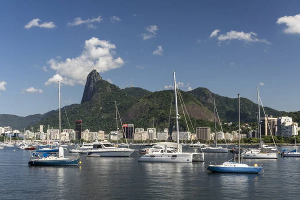 Rıhtımlı Yelkenli Teknelerin Corcovado Dağı Nın Güzel Manzarası Kurtarıcı Nın — Stok fotoğraf