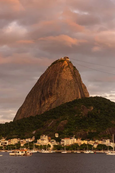 Gyönyörű Naplemente Kilátás Sugar Loaf Mountain Rózsaszín Narancssárga Felhők Rio — Stock Fotó