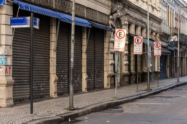 ジャネイロ ブラジルでのCovid 19発生中に閉店した店舗や通り店と空のダウンタウンエリアを表示します — ストック写真