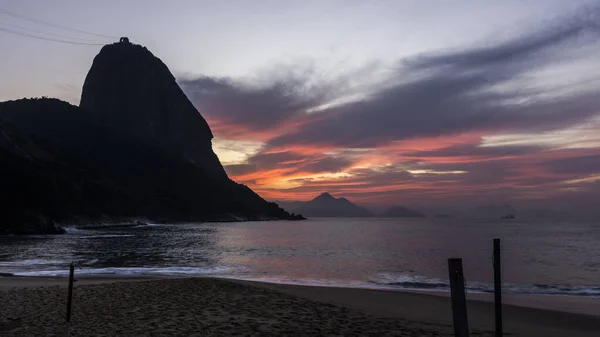 从海滨到巴西里约热内卢甜甜拉夫山的粉色日出美景 — 图库照片
