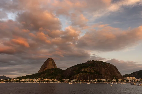 Gyönyörű Naplemente Kilátás Sugar Loaf Mountain Rózsaszín Narancssárga Felhők Rio — Stock Fotó