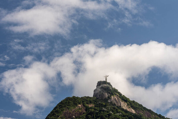 Вид на статую Христа-Искупителя на вершине горы Корковаду в Рио-де-Жанейро, Бразилия