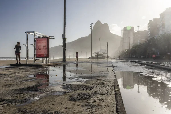 Vista Equipo Ejercicios Primera Línea Playa Con Hermosa Montaña Parte — Foto de Stock