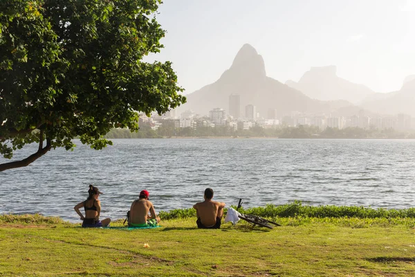 Bela Vista Para Três Amigos Banhos Sol Junto Lagoa Com — Fotografia de Stock