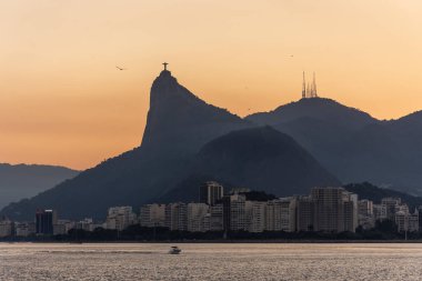 Guanabara Körfezi, Rio de Janeiro, Brezilya 'dan Corcovado ve dağların manzarası