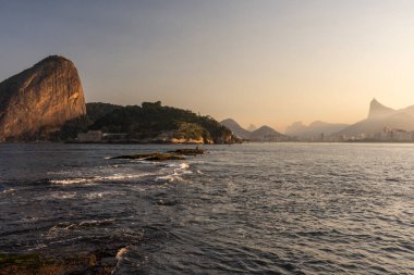 Sugar Loaf Dağı ve okyanus için güzel gün batımı manzarası Rio de Janeiro, Brezilya