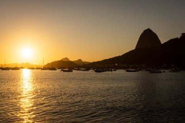 Güzel gün doğumu ışığı ve manzarası Praia de Botafogo, Rio de Janeiro, Brezilya 'dan görünen Sugar Loaf Dağı' na