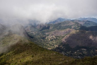 Brezilya Rio de Janeiro yakınlarındaki yeşil yağmur ormanlarının güzel manzarası