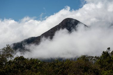 Brezilya Rio de Janeiro yakınlarındaki bulutların altındaki yeşil yağmur ormanlarının güzel manzarası