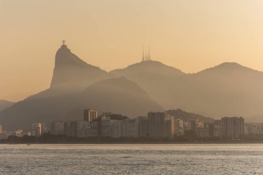 Guanabara Körfezi, Rio de Janeiro, Brezilya 'dan Corcovado ve dağların manzarası