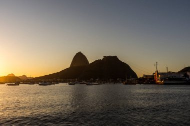 Güzel gün doğumu ışığı ve manzarası Praia de Botafogo, Rio de Janeiro, Brezilya 'dan görünen Sugar Loaf Dağı' na
