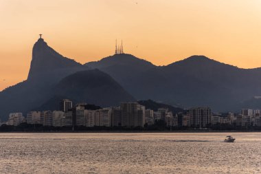 Guanabara Körfezi, Rio de Janeiro, Brezilya 'dan Corcovado ve dağların manzarası