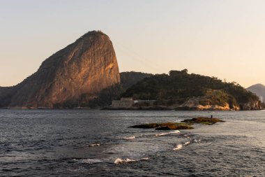 Sugar Loaf Dağı ve okyanus için güzel gün batımı manzarası Rio de Janeiro, Brezilya