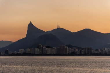 Guanabara Körfezi, Rio de Janeiro, Brezilya 'dan Corcovado ve dağların manzarası