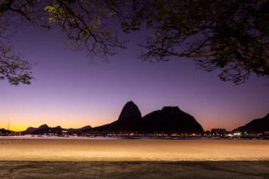 Güzel gün doğumu ışığı ve manzarası Praia de Botafogo, Rio de Janeiro, Brezilya 'dan görünen Sugar Loaf Dağı' na