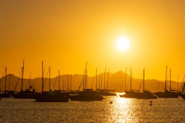 Güzel gün doğumu ışığı ve Praia de Botafogo, Rio de Janeiro, Brezilya 'dan yelkenli ve dağ manzarası