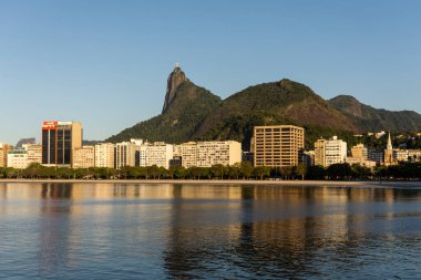 Güzel sabah ışığı ve manzara İsa 'ya Redeemer Dağı ve Praia de Botafogo, Rio de Janeiro, Brezilya' daki binalar