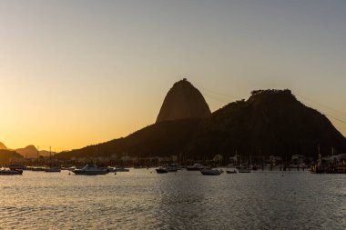 Güzel gün doğumu ışığı ve manzarası Praia de Botafogo, Rio de Janeiro, Brezilya 'dan görünen Sugar Loaf Dağı' na