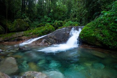 Vahşi yeşil arazi üzerinde mavi kristal berrak su havuzu olan güzel Atlantik yağmur ormanı nehri, Serrinha do Alambari, Serra da Mantiqueira, Rio de Janeiro, Brezilya
