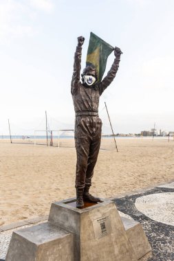 Brezilya, Rio de Janeiro 'daki covid-19 salgını sırasında Copacabana Sahili' nde maske takan Ayrton Senna 'nın Formula 1 sürücüsüne bakın.