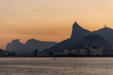 Guanabara Körfezi, Rio de Janeiro, Brezilya 'dan Corcovado ve dağların manzarası