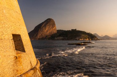 Sugar Loaf Dağı 'nın güzel günbatımı manzarası ve eski kale Rio de Janeiro, Brezilya' dan görünen okyanus manzarası