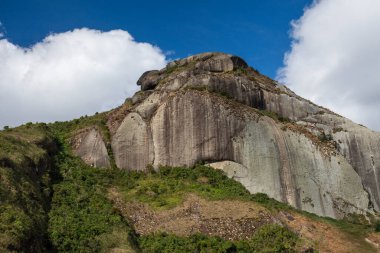 Brezilya Rio de Janeiro yakınlarındaki yeşil kayalık yağmur ormanlarının güzel manzarası